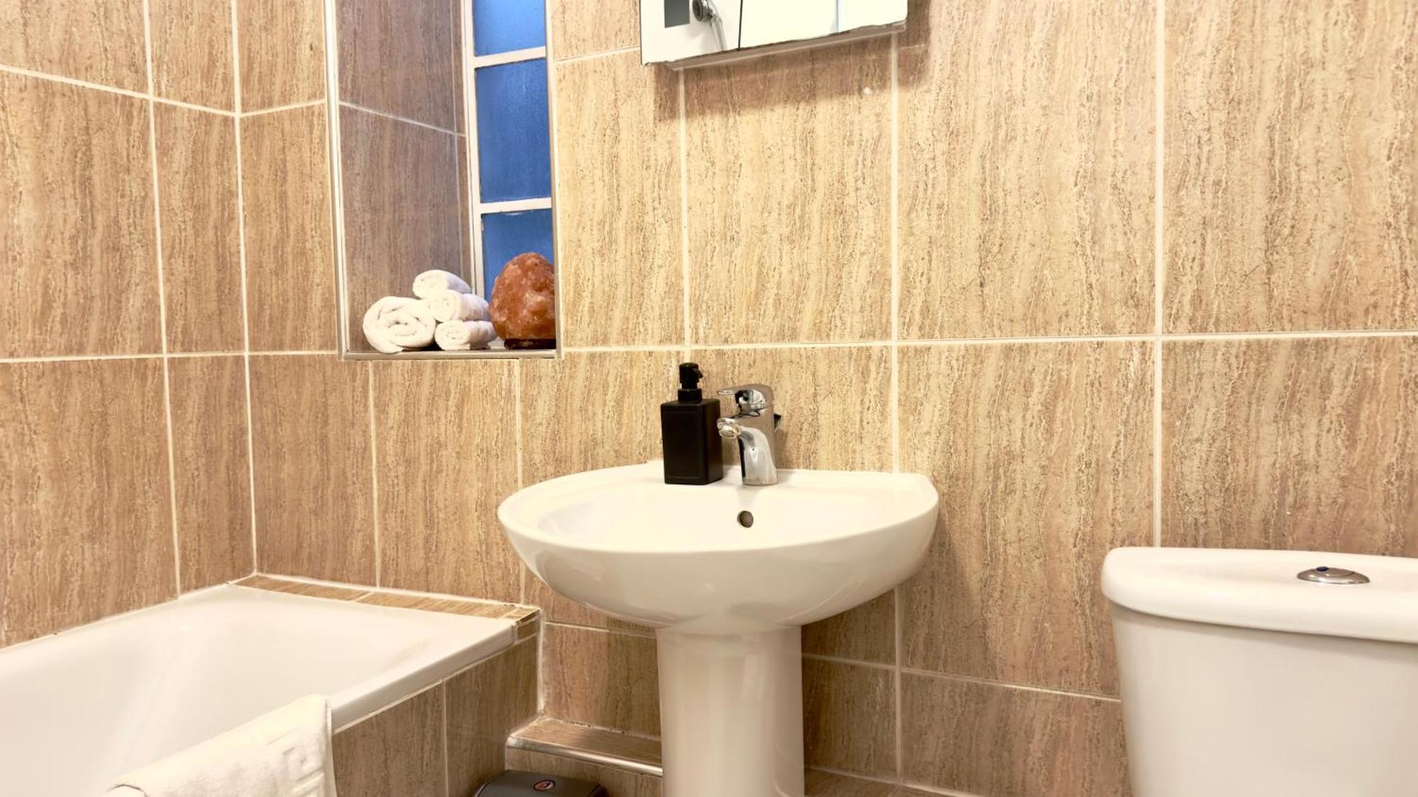 Cute 2 Bedroom Apartment *